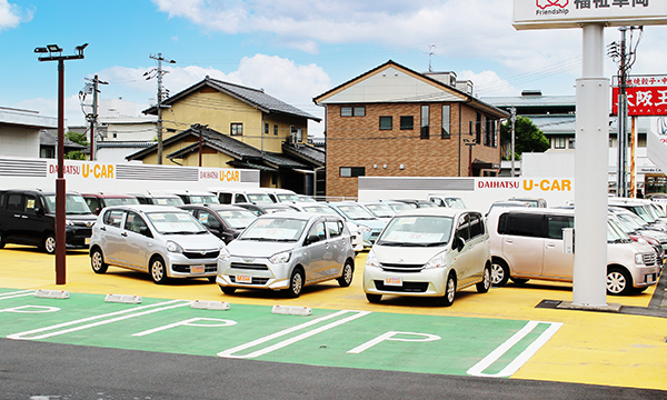 中古車販売展示場"